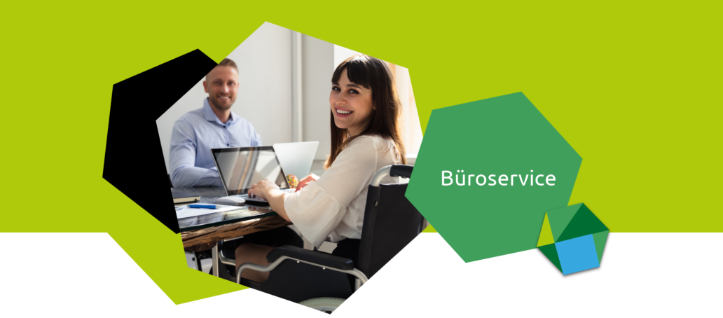 Eine Dame im Rollstuhl sitzt am PC und l&auml;chelt.