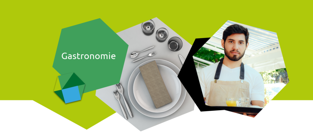 Ein junger Mann mit Sch&uuml;rze tr&auml;gt ein Tablett mit Getr&auml;nken.