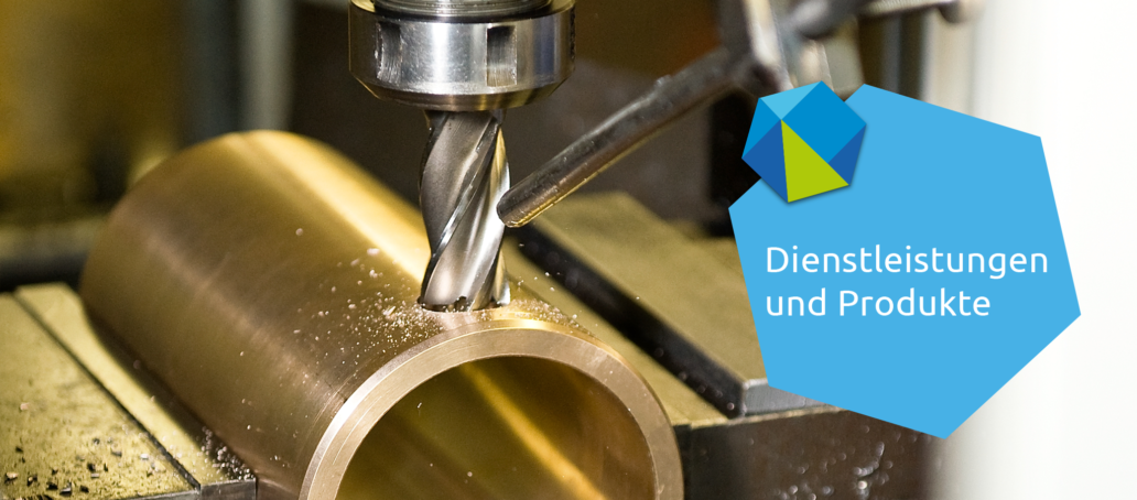 Ein Bohrer dreht sich ins Metall.