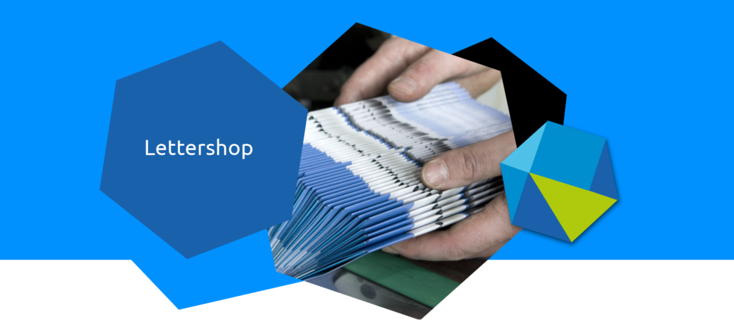 H&auml;nde halten Flyer zum Versenden.