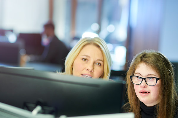 Eine Frau wird bei der betriebsintergrierten Arbeit begleitet und unterst&uuml;tzt