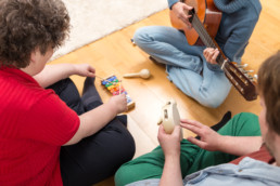 Abwechslung mit Musik im Tagesraum